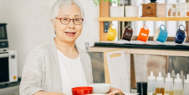 高齢者はなぜ栄養不足になりやすい？食生活や口腔機能から考える原因と対策