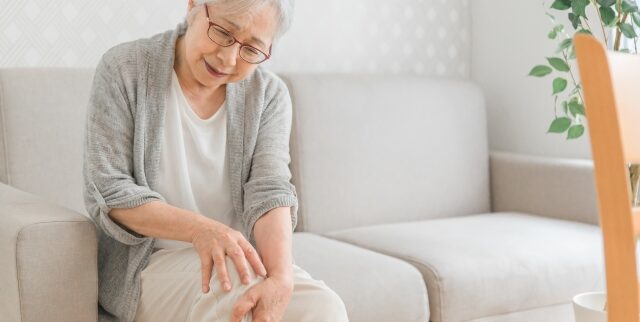 冬の寒さで関節痛が悪化？その原因と効果的な対策を知っておこう！