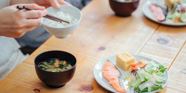 認知症予防の食事はなぜ大切？おすすめ食材と避けたい食材