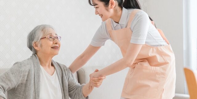 自宅で介護されたい4割、家族は施設を希望7割｜介護に関する意識のギャップとは