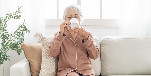 お風呂前後に水を飲んでいますか？60代からの脱水予防と正しい水分補給のコツ